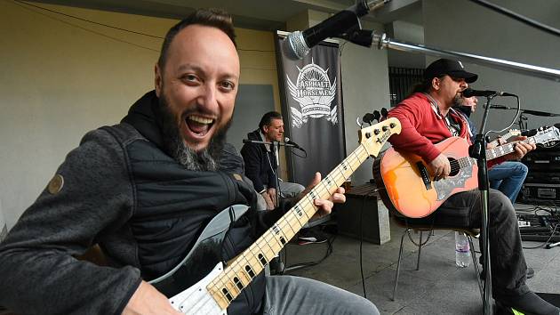 Hlavní hvězdy sobotního festivalu Southern Rock & Blues zahrály už v pátek na terasách za kolínským Městským společenským domem.