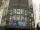 Výstavba cyklověže na kolínském nádraží.