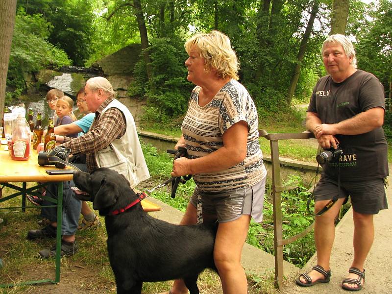 Z otevření veřejného grilovacího místa v Polepech.