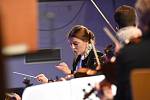 Rodačka z Kazachstánu Larissa Sakvina se v úterý večer poprvé představila kolínské veřejnosti v roli nové dirigentky Kolínské filharmonie.