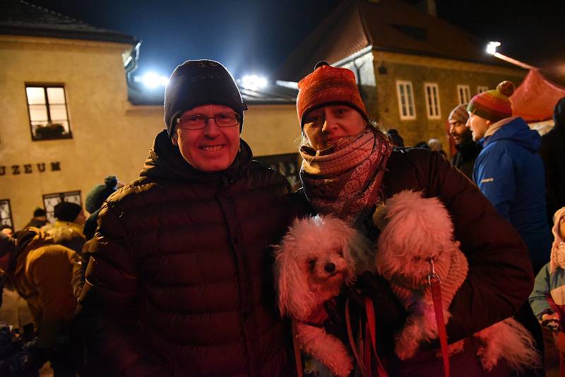 Chrám a jeho okolí zaplnily na adventní Otevřenou ulici stovky lidí.