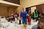 Děti slavily Silvestr v závějích papírového sněhu už v poledne