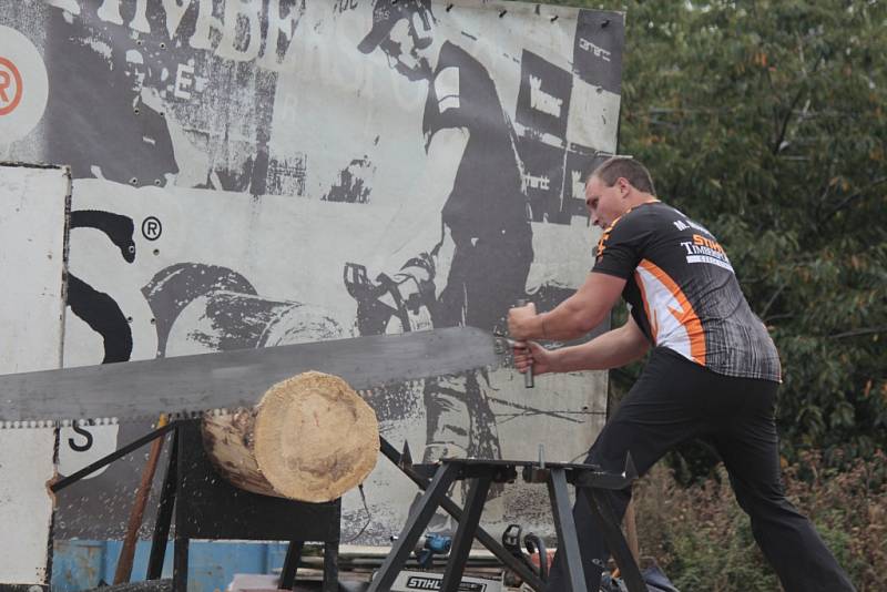 Nedělní odpoledne ve Viticích zpestřil Timbersports.