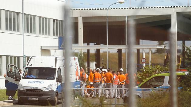 Zaměstnanci společnosti TPCA v průmyslové zoně Kolín - Ovčáry při nácviku evakuace.