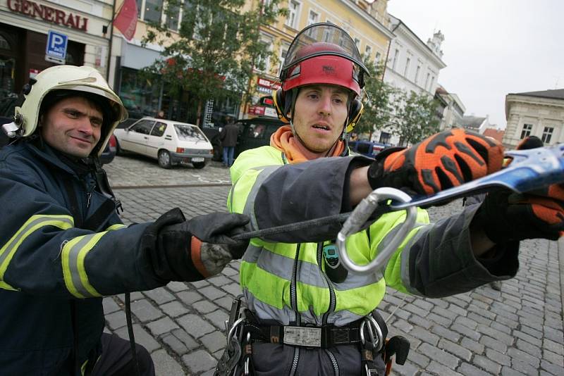 Cesta vánočního stromu na kolínské Karlovo náměstí