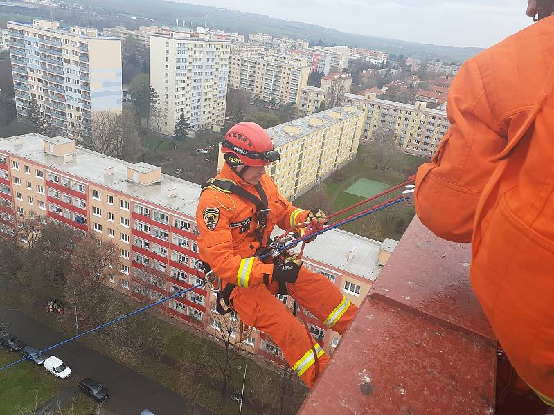 Lezecká skupina kolínských hasičů trénovala záchranu osob z výšky.