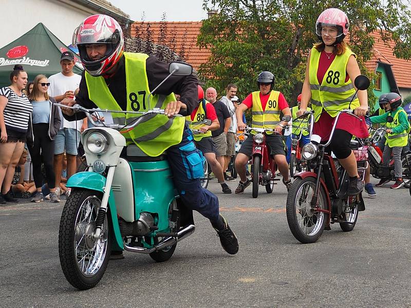 Ze závodu malých motocyklů Kozojedský fichtl 2021.