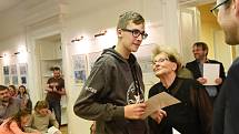Celkem sto devatenáct prací poslali žáci a studenti především kolínských škol do literární soutěže Macharovo pero, jehož výsledky se vyhlašovaly ve středu v čítárně Městské knihovny Kolín.