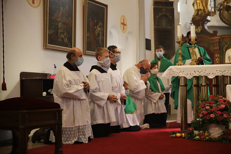 Z posvícenské bohoslužby v kostele sv. Gotharda v Českém Brodě. Celebrantem mše svaté byl apoštolský nuncius Mons. Charles Daniel Balvo.