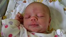 Do třetice se mamince Jiřině a tatínkovi Miroslavovi z Kouřimi narodila zase holčička. Nikola Janoušková se rozplakala 28. května 2014 s mírami 50 centimetrů a 3240 gramů. Doma se na ni těšily sestřičky Jaruška (7) a Míša (5).