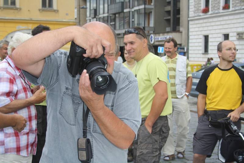 Kolínské posádky, jež vyrazily na Mongol Rallye, symbolicky odstartovaly z kolínského náměstí