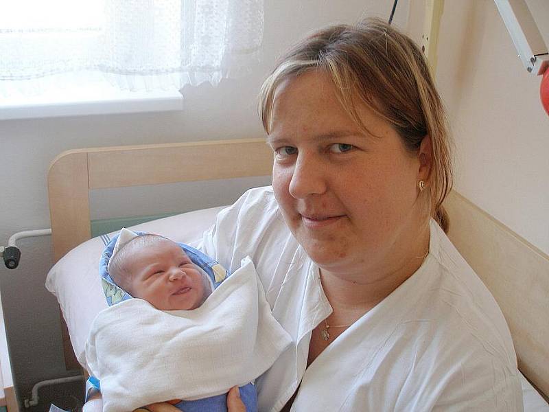 Jakub Svoboda se narodil 21. září 2010, kdy měřil 53 centimetrů a vážil 3730 gramů. S maminkou Michaelou a tatínkem Martinem Svobodovými brzy pojede domů do Nesměně u Zásmuk. 