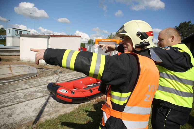 Hasiči v rámci cvičení hledali sudy s kyanidem. Trénovali na řece Labi v Klavarech u Kolína.