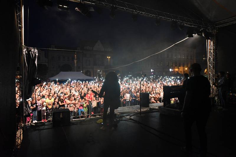 Kolínské kulturní léto: z koncertu zpěváka Marka Ztraceného na Karlově náměstí.