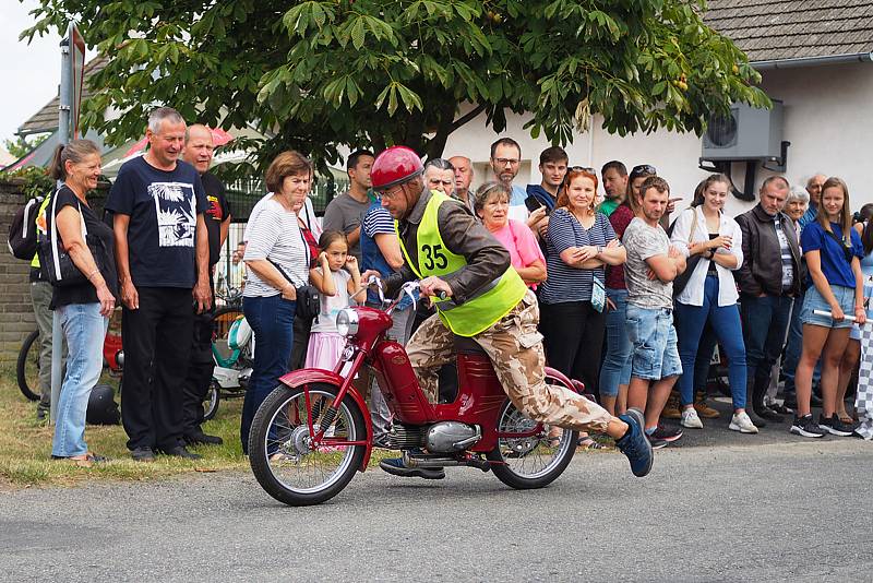 Ze závodu malých motocyklů Kozojedský fichtl 2021.