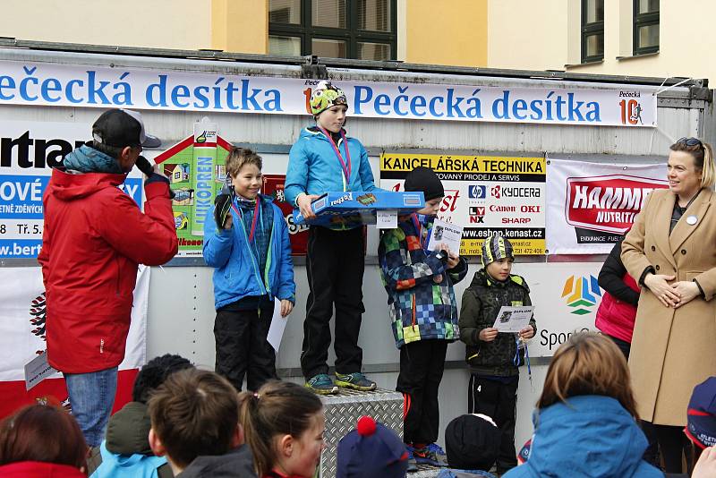 Tradičního běhu v Pečkách se účastní běžci různých věkových kategorií.