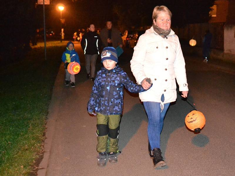 Průvod zakončilo vypouštění lampionů štěstí.