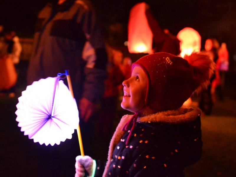 Průvod zakončilo vypouštění lampionů štěstí.