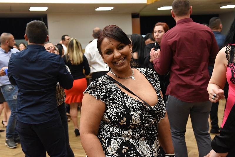 Sál společenského domu zaplnily stovky tančících Romů