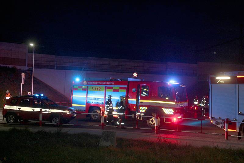 Situace u poříčanského nádraží poblíž viaduktu, kde vykolejil nákladní vlak se dvěma cisternovými vagóny