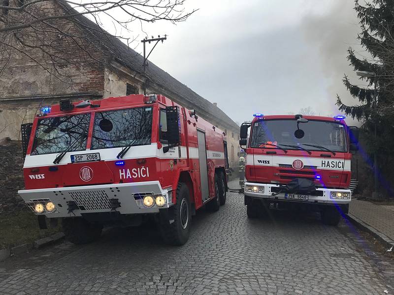 Od žhavého popela málem chytil v Nové Vsi I na Kolínsku dům