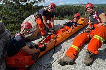 Výcvik lezecké skupiny kolínských hasičů v Chráněné krajinné oblasti Broumovsko.