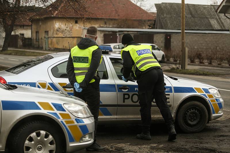 Kontrolní stanoviště policie v obci Vrbová Lhota na pomezí okresů Nymburk a Kolín.