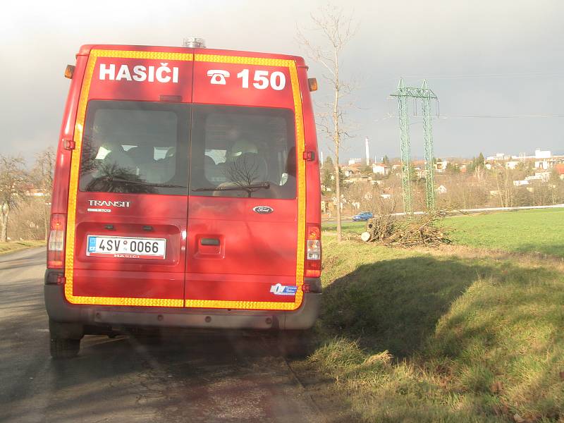 Odpolední vlna větru na Kolínsku - silnice u Polep