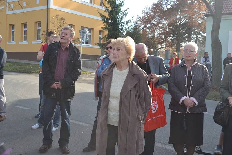 Vznik československého státu si ve Velimi připomněli odhalením desky