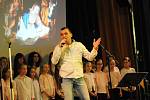 Pavel Novák bavil nejprve děti, večer pak zpíval dospělým