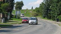 Přes Polepy oficiální objízdná trasa nevede, přesto jsou zvýšenou dopravou zatížené podobně jako obce na oficiální objížďce
