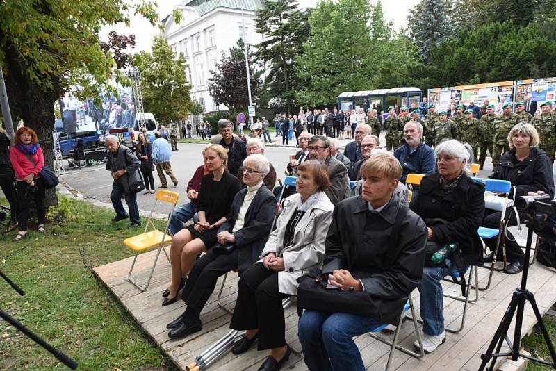 Pietní akt v Lošanech pozdravil telefonem z Ameriky Josef Mašín