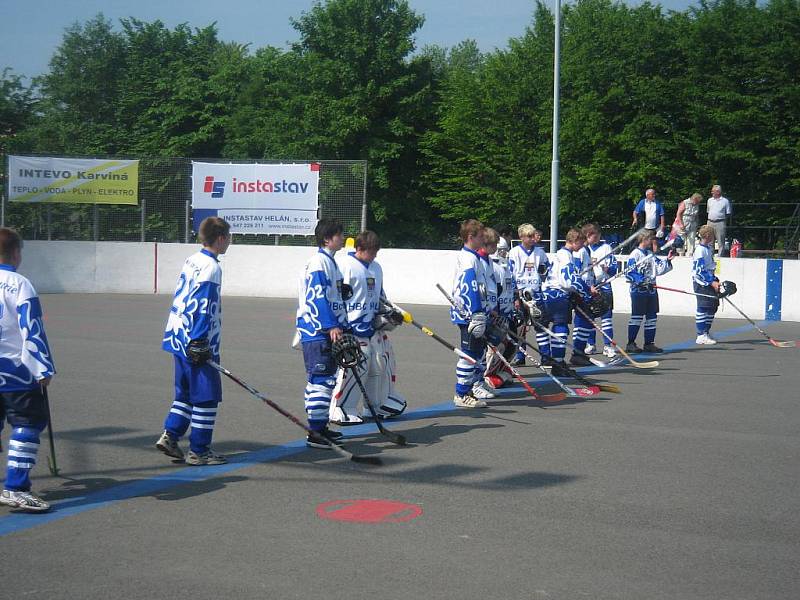 Mladí hokejbalisté Kolína v akci.