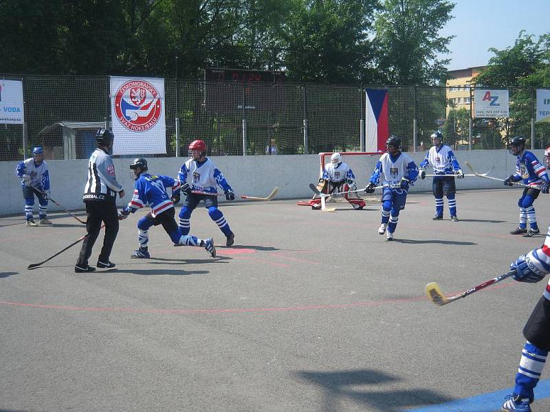 Mladí hokejbalisté Kolína v akci.