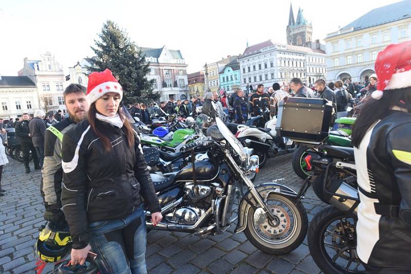 Již po osmnácté letos kolínští motorkáři říkající si Verbež kolínská uspořádali štědrovečerní vyjížďku s tradičním cílem u vánočního stromu na kolínském Karlově náměstí.