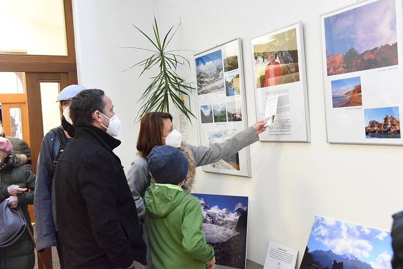 Z vernisáže výstavy fotografií 'Tichá naděje' v komunitním centru fary naproti chrámu sv. Bartoloměje v Kolíně.