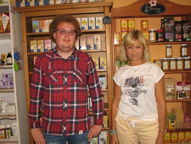 Jan Valášek s Marcelou Priessnitzovou v obchodě se zdravou výživou v Kolíně.