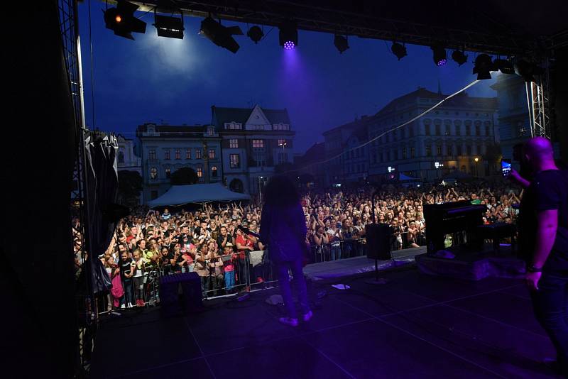 Kolínské kulturní léto: z koncertu zpěváka Marka Ztraceného na Karlově náměstí.