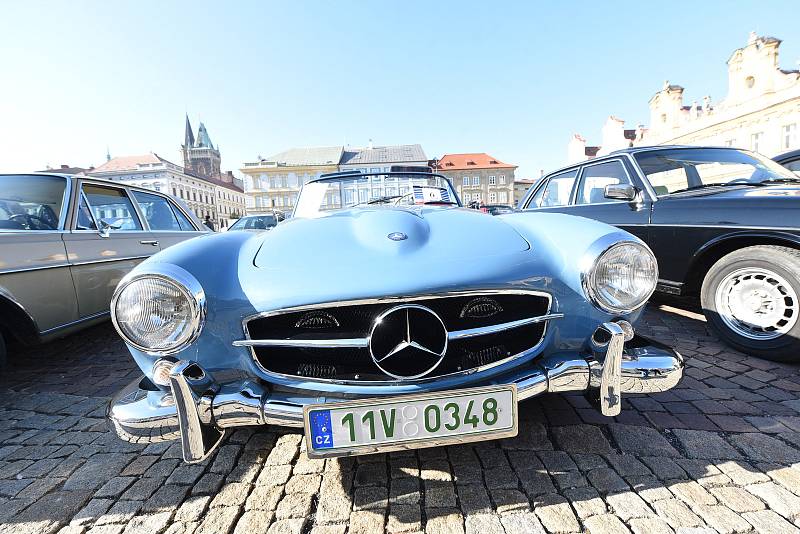 Kolínské Karlovo náměstí zaplnily automobily značky Mercedes – Benz