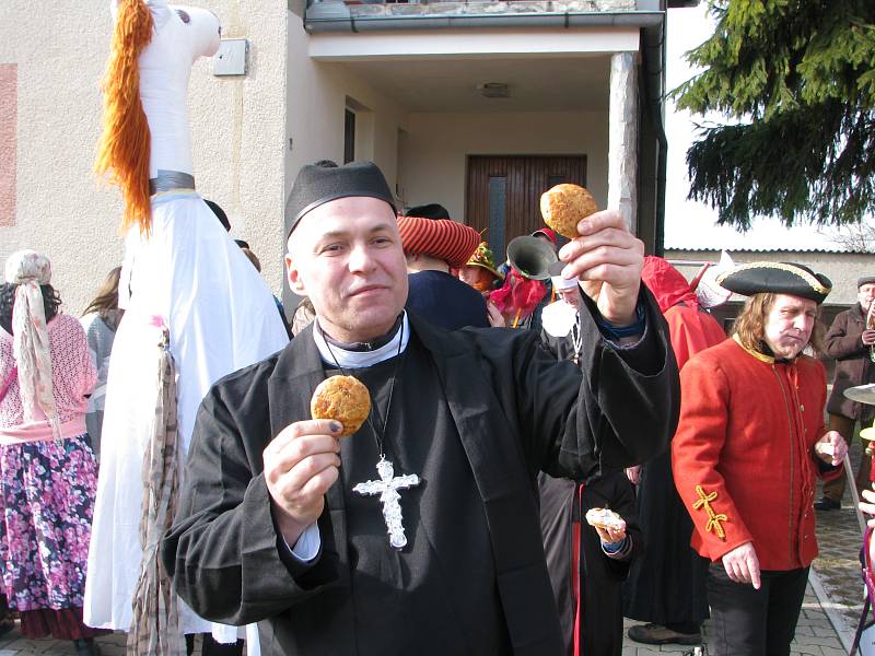 Několik desítek masek čítal průvod během veselého masopustu, který v obci uspořádal Spolek pro Tatce