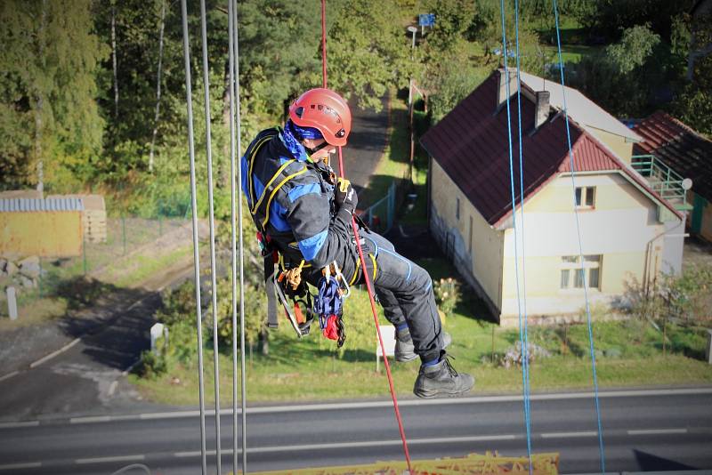 Z výcviku kolínských hasičů - lezců na věžovém jeřábu v Mukařově.