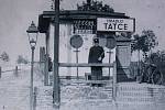 Vlaková zastávka v Tatcích byla vybudována kvůli milčickému cukrovaru. Fotografie je přibližně z roku 1895.