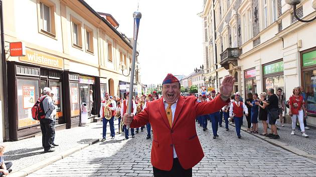 Průvod při tradičním festivalu Kmochův Kolín.