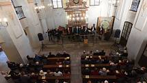 Tentokrát se v kolínské synagoze sešli členové a přátelé kolínského Kruhu přátel hudby na koncertu špičkového vokálně – instrumentálního souboru Linha Singers.