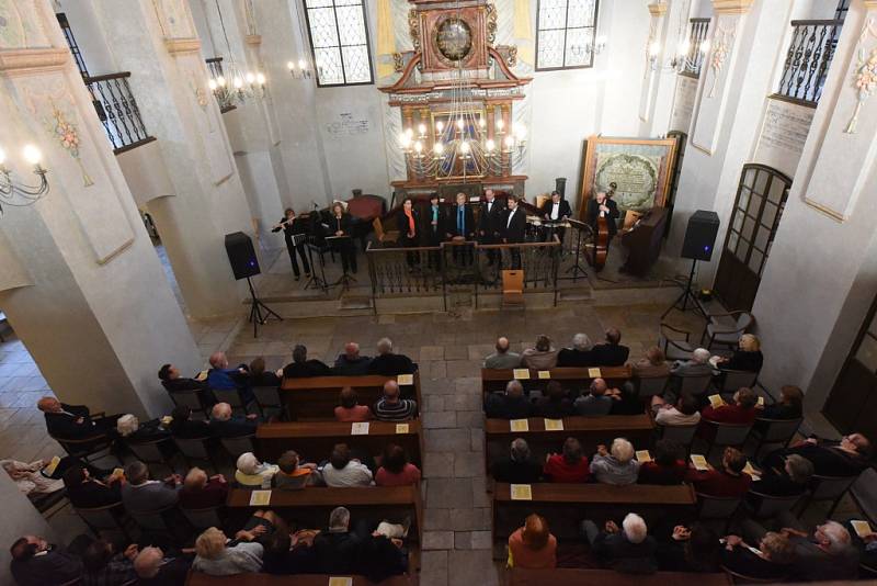 Tentokrát se v kolínské synagoze sešli členové a přátelé kolínského Kruhu přátel hudby na koncertu špičkového vokálně – instrumentálního souboru Linha Singers.