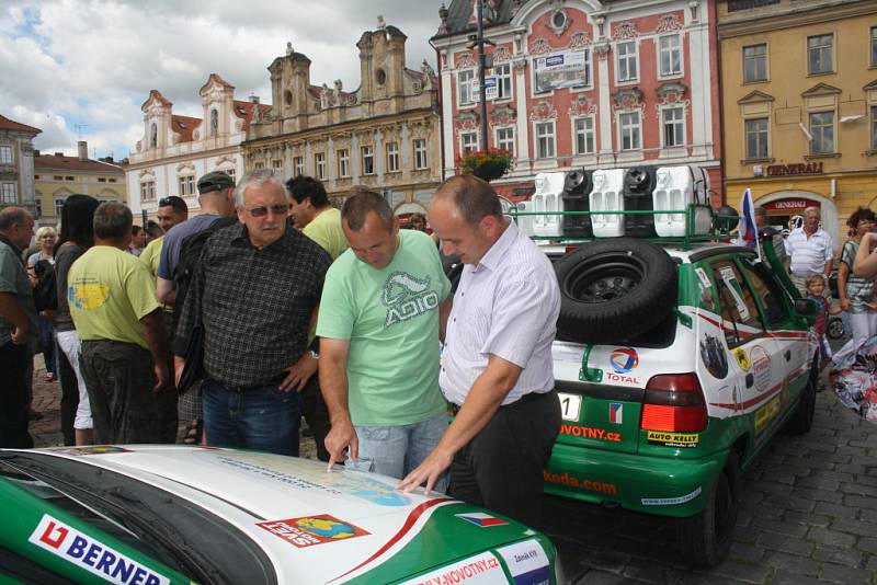 Kolínské posádky, jež vyrazily na Mongol Rallye, symbolicky odstartovaly z kolínského náměstí