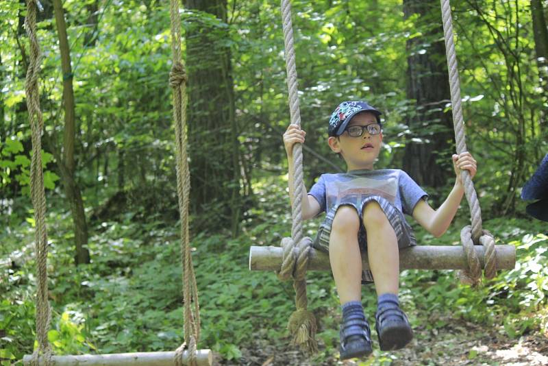 35. ročník Popolesu zpříjemnilo počasí i opékání buřtů 