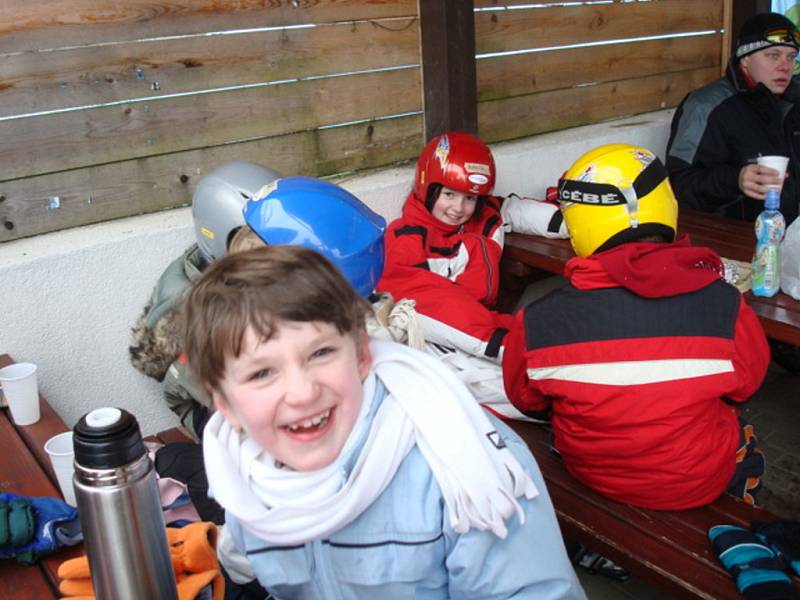 Děti z Kolínska, Českobrodska a z okolí Sadské se učili ve skiakademii lyžovat.