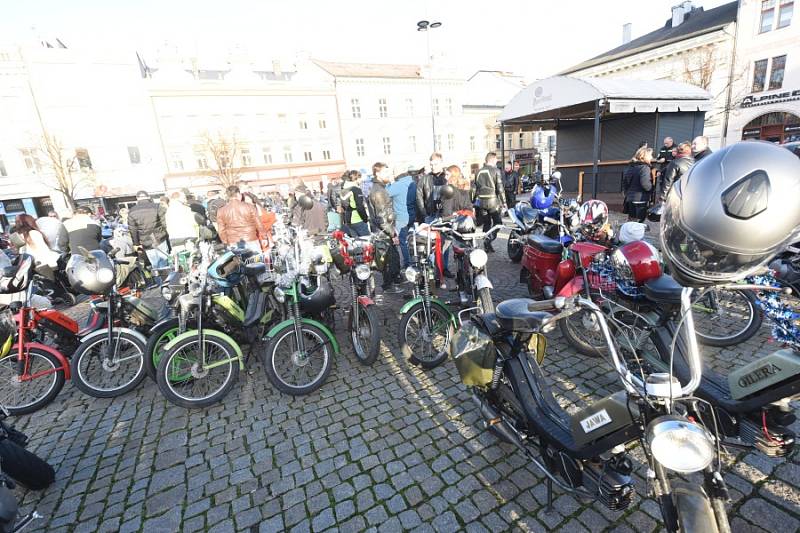 Již po osmnácté letos kolínští motorkáři říkající si Verbež kolínská uspořádali štědrovečerní vyjížďku s tradičním cílem u vánočního stromu na kolínském Karlově náměstí.