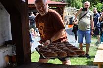 Prázdninové pečení chleba ve Štolmíři proběhlo v sobotu 16. července v místní veřejné peci.